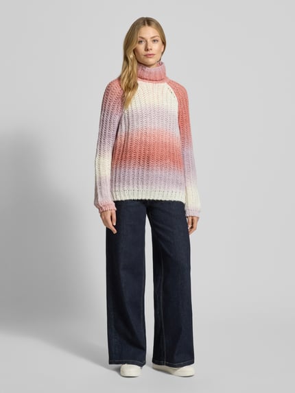 Vrouwenmodel draagt Strickpullover mit Rollkragen van Smith and Soul met kleurverloop, los model, geribde boorden, ajourpatroon, geheellichaamsvooraanzicht.