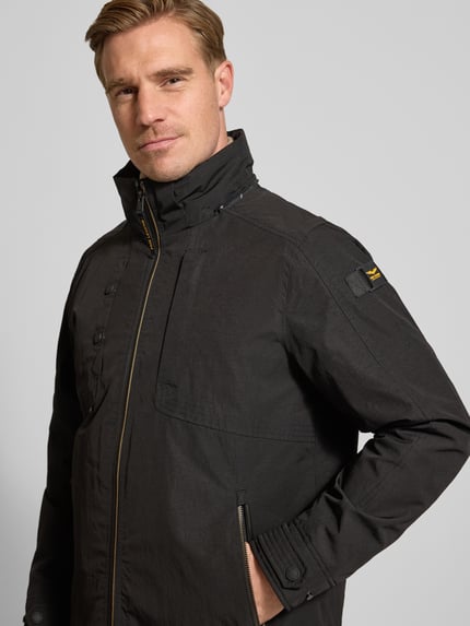 Männermodel trägt Jacke mit Kapuze van PME Legend in zwart met ritssluiting en zakken, Regular Fit, Nahaufnahme Oberkörper.