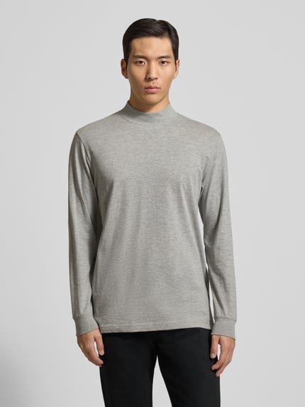 Männermodel trägt Longsleeve mit gerippten Abschlüssen von RAGMAN in Grau, reine Baumwolle, Regular Fit, Stehkragen, Ganzkörperansicht von vorne.