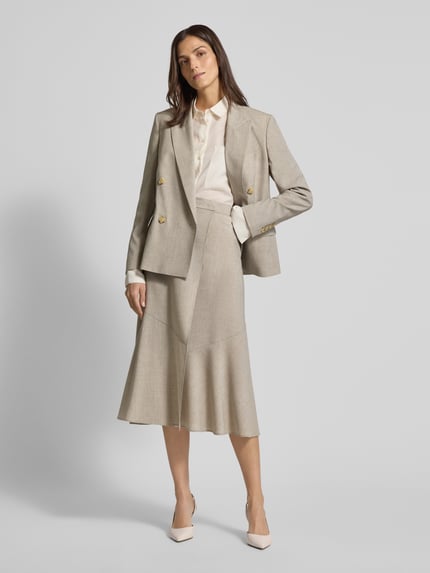 Frauenmodel trägt Ausgestellter Midi-Rock aus reiner Schurwolle Modell 'VULERAN' von BOSS, Optik: Unifarben, Passform: Ausgestellt, Midi-Länge, Label-Applikation, Label-Stitching, Knopf- und Schiebehaken-Verschluss, gerader Saum, Material: Reine Schurwolle. Ganzkörperansicht von vorne.