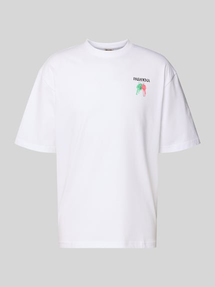 Produktfoto, weißes Boxy Fit T-Shirt aus reiner Baumwolle Modell 'FRED ESCAPE' von Only & Sons mit farbigem Motiv-Print auf der Brust, unifarbene Optik, Jersey-Textur.