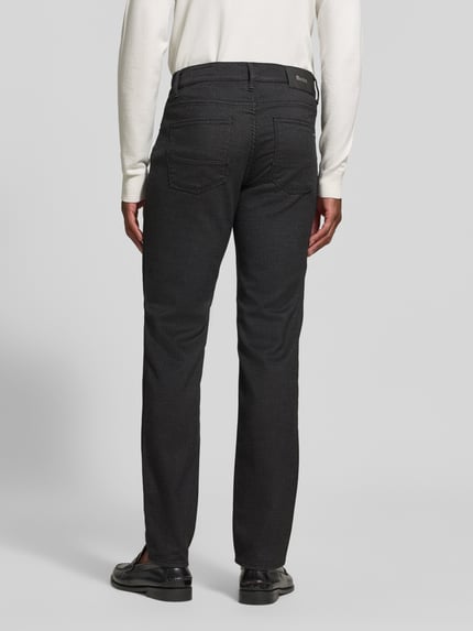 Männermodel trägt Stoffhose aus Baumwoll-Mix mit Viskose-Anteil Modell 'Cadiz' von Brax in Melange-Optik, Straight Fit, Mid Waist, Label Patch, Gürtelschlaufen, 5-Pocket-Design, schwarze Farbe, Webware, Ganzkörperansicht Rückansicht.