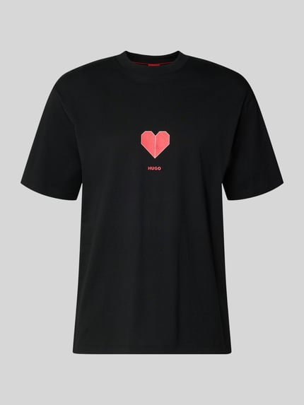 Produktfoto, Regular Fit T-Shirt aus reiner Baumwolle Modell 'DALENTIN' von HUGO in Schwarz, roter Herz-Print, unifarben, Rundhals, kurzarm, Jersey-Textur, Label Print.