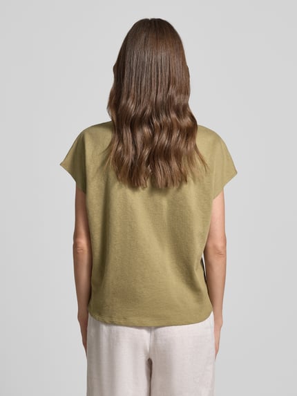 Vrouwenmodel draagt Regular Fit poloshirt met structuurpatroon model 'FLOAT' van Fynch-Hatton, puur katoen, dames, korte mouw, ruglengte bij maat S 61 cm, rugaanzicht.