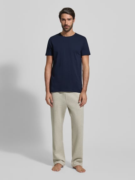 Männermodel trägt T-Shirt mit Rundhalsausschnitt im 2er-Pack von MCNEAL in Dunkelblau, Baumwolle, Slim Fit, Ganzkörperansicht von vorne