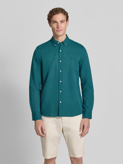 Männermodel trägt Regular Fit Freizeithemd aus Leinen-Baumwoll-Mix von Lerros in Türkis, Knopfleiste, Button-Down-Kragen, Ganzkörperansicht von vorne, Rückenlänge bei Größe M: 75 cm, Schulterbreite: 43 cm, Ärmellänge: 69 cm.