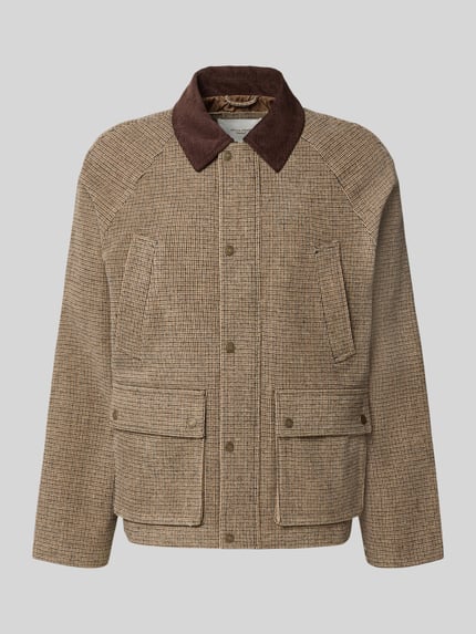 Produktfoto, Barn Jacket mit Pattentaschen Modell 'SALAMANCO' von JACK & JONES, mieszanka materiałów z dodatkiem wiskozy, krój regular fit, kołnierzyk typu kent z imitacją sztruksu, brązowa kolorystyka w kratę, zapięcie na zamek błyskawiczny i zatrzaski, kieszenie na piersi i kieszenie z patką, długość tyłu w rozmiarze M: 62 cm, szerokość ramion w rozmiarze M: 45 cm, szerokość w rozmiarze M: 57 cm, długość rękawów w rozmiarze M: 69 cm.