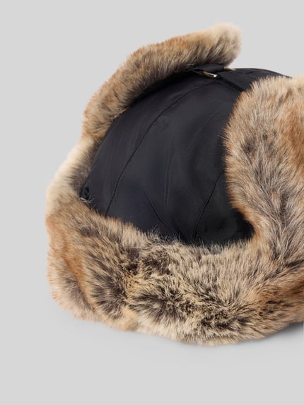 Produktfoto, Mütze mit Ohrenklappen Modell 'KAMIKAZE' von BARTS in Schwarz mit Kunstfell, Label-Detail, Schnalle und sichtbaren Nähten.