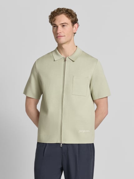 Männermodel trägt Slim Fit Poloshirt mit Zweiwege-Reißverschluss Modell 'RICO' von Samsøe Samsøe, Viskose-Mix mit Stretch-Anteil, Brusttasche, Herren, Ganzkörperansicht von vorne.