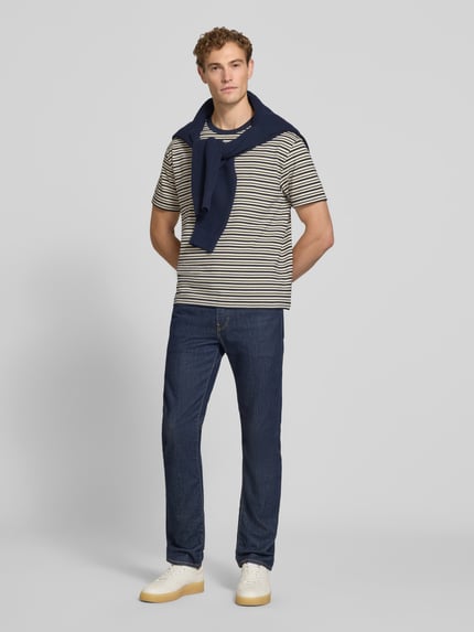 Männermodel trägt Regular Fit T-Shirt mit Viskose-Anteil von MCNEAL, Baumwoll- und Viskose-Mix, Rundhalsausschnitt, Streifen, Ganzkörperansicht von vorne.