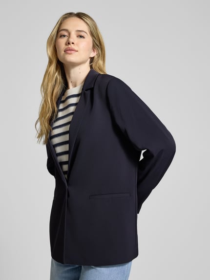 Frauenmodel trägt Relaxed Fit Blazer mit Reverskragen von Comma, Elastischer-Material-Mix, Knopfverschluss, Paspeltaschen, dunkelblau, Ganzkörperansicht von vorne