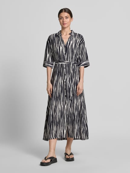 Kobieta prezentuje Hemdblusenkleid aus Viskose-Mix mit Knopfleiste Modell 'Salma' od GUIDO MARIA KRETSCHMER WOMAN, wzór zebry, pasek, krój taliowany, midi, kołnierzyk koszulowy, guziki, długość pleców w rozmiarze 36: 131 cm, szerokość w rozmiarze 36: 46 cm, długość rękawa w rozmiarze 36: 39 cm, widok całej sylwetki z przodu