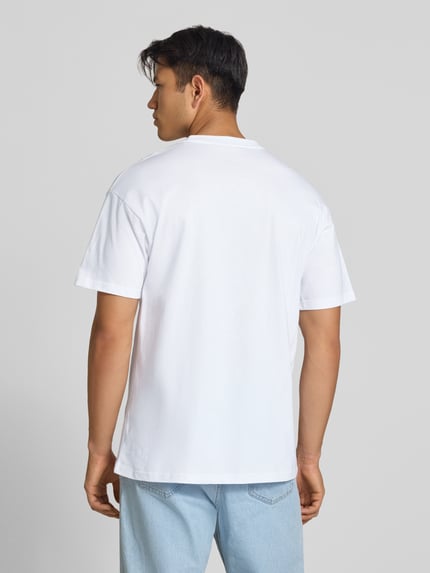 Männermodel trägt Regular Fit T-Shirt mit Motiv-Print Modell 'Road Side Snack' von Carhartt Work In Progress, weiß, Rückenansicht, Nahaufnahme Oberkörper, reine Baumwolle, Rundhalsausschnitt, KI-modifiziertes Bild.