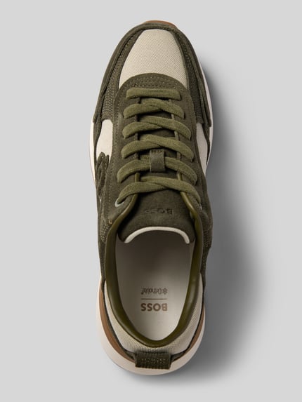 Produktfoto, zielono-beżowe sneakersy ze skóry bydlęcej model 'B Icon_Runn_stcsdcv' od BOSS, teksturowana cholewka, damskie sneakersy