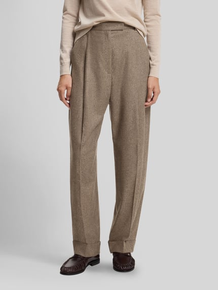 Frauenmodel trägt Weite Hose aus Viskose-Mix mit Woll-Anteil Modell 'Tornara' von BOSS, in Beige-Ton mit feiner Struktur, Ganzkörperansicht von vorne, Damen Weite Hose von BOSS.