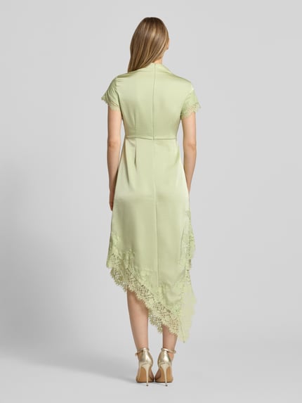 Vrouwenmodel draagt lichtgroene A-lijn avondjurk uit satijn model 'RITA' van Vero Moda, dames, achteraanzicht hele lichaam.