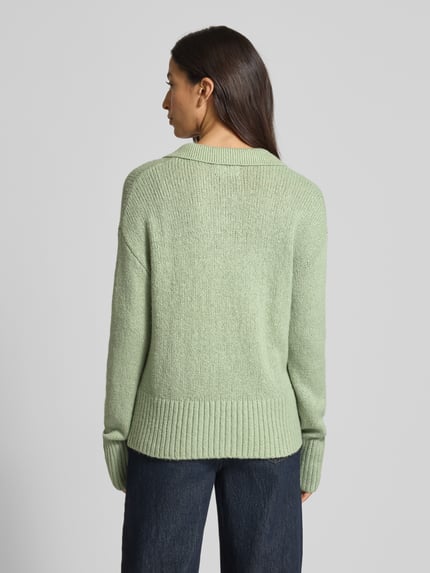 Frauenmodel trägt Strickpullover mit V-Ausschnitt von Fynch-Hatton in Mint, Baumwoll-Mix, Lockerer-Schnitt, Gerippte-Abschlüsse, Ganzkörperansicht Rückansicht.