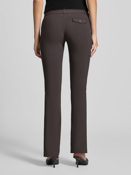 Frauenmodel trägt Stoffhose mit Gesäßleistentasche von REVIEW, brauner Viskose-Mix, Flared Fit, Ganzkörperansicht Rückansicht.