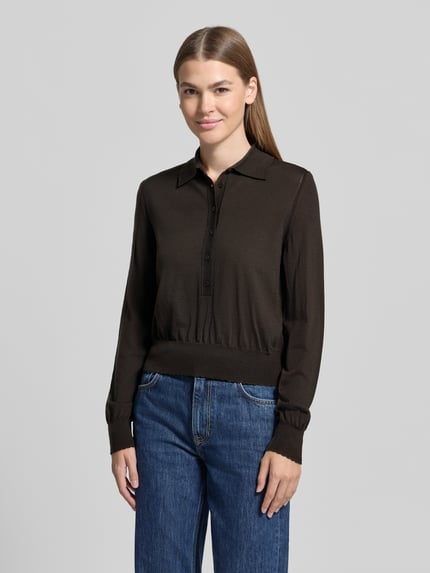 Frauenmodel trägt Pullover aus Schurwolle mit Polokragen Modell 'MYNERVA' von DRYKORN, unifarben, Feinstrick, Ganzkörperansicht von vorne.