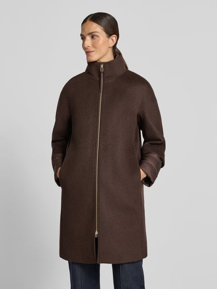 Frauenmodel trägt Regular Fit Steppmantel aus Woll-Mix Modell 'Carmila' von JOOP! in Dunkelbraun, glatte Textur, Ganzkörperansicht von vorne, Damen Steppmantel von JOOP!