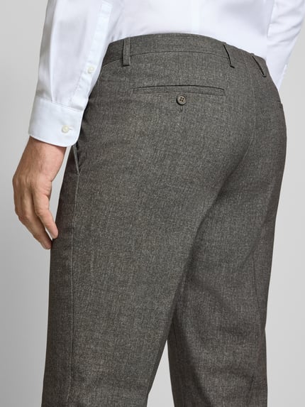 Männermodel trägt Slim Fit Hose mit Viskose-Anteil von MCNEAL in Grau mit Gesäßtasche und Bügelfalten, Nahaufnahme Rückansicht. Herren Hose, elastischer Material-Mix.