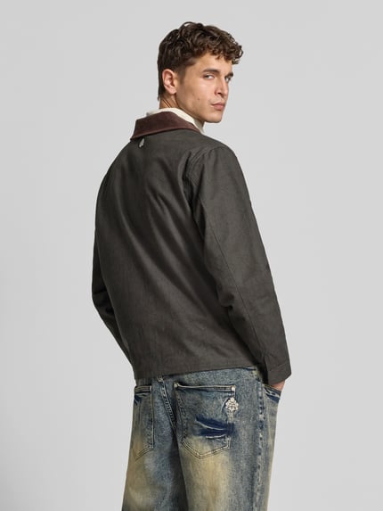 Männermodel trägt Jacke aus reiner Baumwolle von Don’t Waste Culture, dunkel, Kontrastkragen, gerade Passform, Ganzkörperansicht Rückansicht.