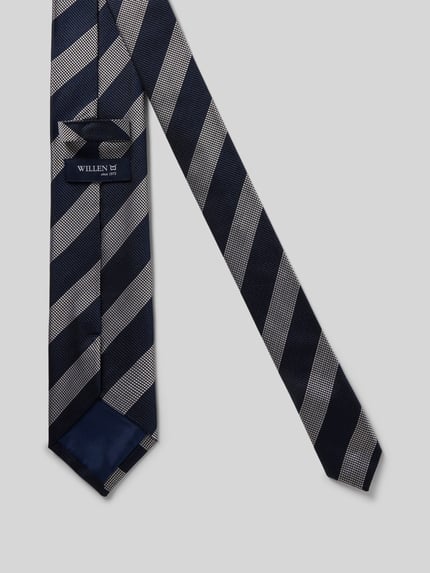 Productfoto, Seidenkrawatte aus reiner Seide (8 cm) van Willen in donkerblauw met lichtgrijze diagonale strepen, structuurpatroon, labeldetail aan de binnenzijde, Breedte bij maat 1: 7 cm