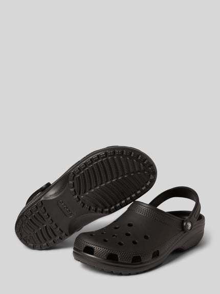 Produktfoto, Clogs mit Label-Detail von Crocs in Schwarz, Abgerundete-Spitze, Schlupfform, Verstellbarer Riemen, Absatzhöhe 5 cm bei Größe 43/44