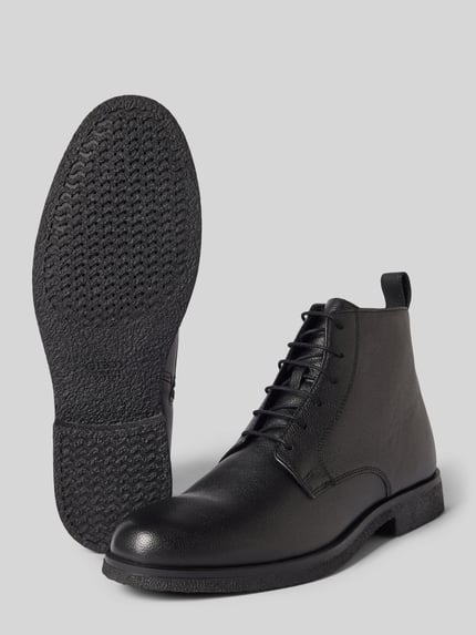 Produktfoto, Boots mit Reißverschluss Modell 'SAHARO' von Geox in Schwarz, strukturierte Sohle, abgerundete Form, glatte Textur
