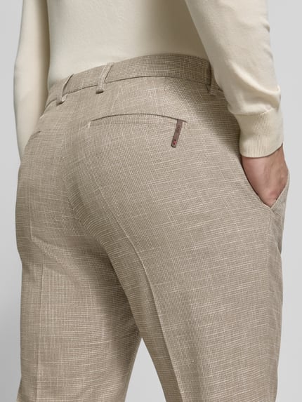 Männermodel trägt Regular Fit Anzug aus Viskose-Mix Modell 'Dalotti' von CINQUE in Beige, strukturierte Oberfläche, Detailaufnahme Gesäß, Kontext: elastischer Viskose-Mix, Reverskraag, 2-knoop blazer, paspelzakken, taillewijdte 44 cm, ruglengte 73 cm, schouderbreedte 42 cm, mouwlengte 64 cm, binnenbeenlengte 80 cm.