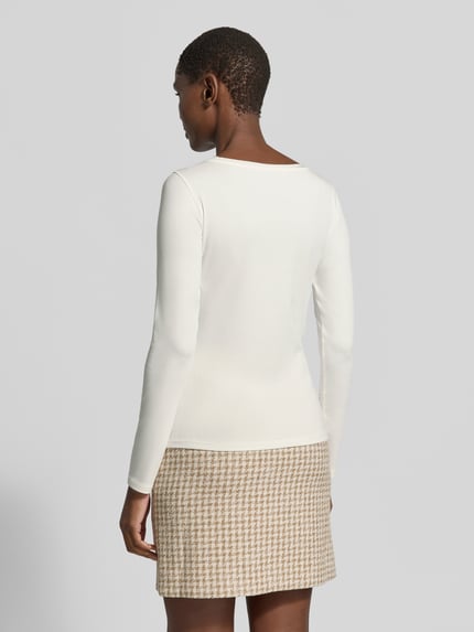 Vrouwenmodel draagt Slim Fit shirt met lange mouwen uit katoenmix van Marc Cain, geborduurd logo, boothals, ruglengte maat 36: 58 cm, Ganzkörperansicht Rückansicht