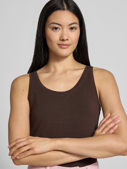 Frauenmodel trägt Slim Fit Tanktop aus Baumwoll-mix von s.Oliver RED LABEL in Dunkelbraun, glatte Oberfläche, Nahaufnahme Oberkörper.