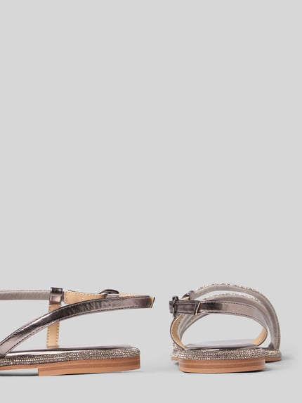 Produktfoto, Sandalette mit Ziersteinbesatz von ALMA EN PENA, metallische Farbtöne, glatte Sohle, Dornschließe, Absatzhöhe 2 cm, Schaftweite 7 cm, klare Linien und feine Texturen, Größe 40.