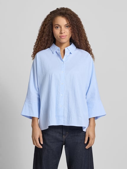 Frauenmodel trägt Boxy Fit Bluse aus reiner Baumwolle Modell 'AUGUSTA' von Only, Optik:Allover-Muster, gestreift, Ganzkörperansicht von vorne.