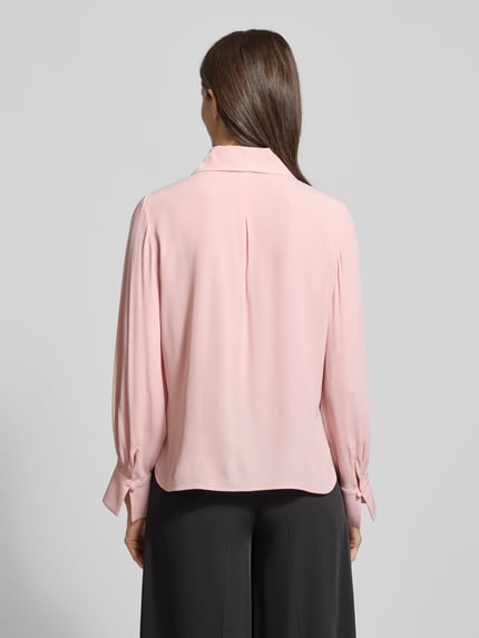 Frauenmodel trägt Loose Fit Blusenshirt mit Seiden-Anteil von Luisa Cerano in zartem Rosaton, fließende Textur, Ganzkörperansicht Rückansicht. Damen Blusenshirt, Hemdblusenkragen, Schlüsselloch-Ausschnitt, Raffungen, Rückenlänge bei Größe 36: 62 cm, Ärmellänge: 65 cm.