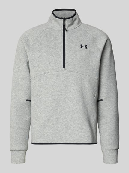 Produktfoto, Regular Fit Pullover mit Logo-Print Modell 'Unstoppable' von Under Armour, elastyczna mieszanka materiałów, kołnierz zapinany, wpuszczane kieszenie, nadruk z logo, kolor jasnoszary, długość tyłu w rozmiarze M: 66 cm, długość rękawów: 73 cm