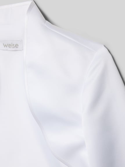 Produktfoto, Bolero mit Stehkragen von Weise in Weiß, glatte Oberfläche, Regular Fit, Detailaufnahme, Rückenlänge 26 cm, Schulterbreite 31 cm.