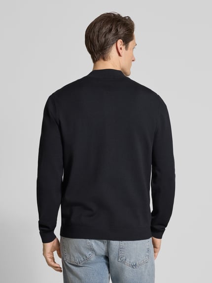 Męski model nosi Regular Fit Strickjacke aus Viskose-Mix Model 'KN_BB BC LUX FZ' od BOSS Green, czarny, prążkowana dzianina, widok całej sylwetki z tyłu.
