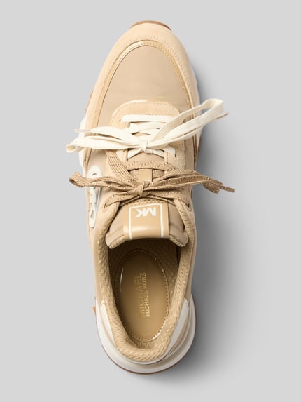 Produktfoto, sneakersy z mieszanki skóry z detalem z logo Model 'Nova' od MICHAEL Michael Kors w beżowych odcieniach, zaokrąglony czubek, profilowana podeszwa, wysokość obcasa w rozmiarze 40: 3 cm, wysokość cholewki w rozmiarze 40: 8 cm, szerokość cholewki w rozmiarze 40: 9 cm.