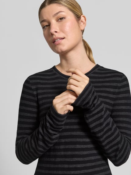 Frauenmodel trägt Regular Fit Langarmshirt aus reiner Baumwolle von Marc O'Polo, schwarz-grau gestreift, Nahaufnahme Oberkörper, Damen Langarmshirt von Marc O'Polo.