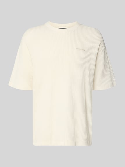Produktfoto, Strickshirt mit Strukturmuster und Label-Stitching von Pegador, kolor ecru, bawełna, krój relaxed fit, okrągły dekolt, długość tyłu w rozmiarze M: 71 cm
