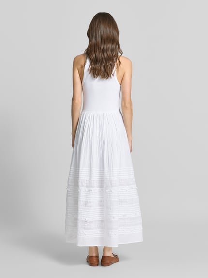 Frauenmodel trägt Fit and Flare Sommerkleid aus Baumwoll-Mix von Polo Ralph Lauren in Weiß mit Lochstrick-Einsatz, Ganzkörperansicht Rückansicht.