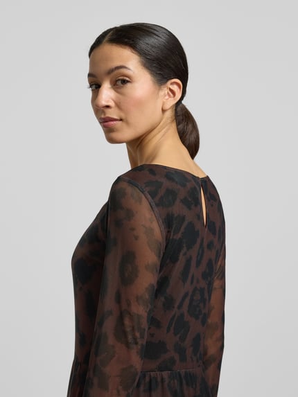 Vrouwenmodel draagt Tailliertes Freizeitkleid met All-over motief van Tom Tailor, getailleerde pasvorm, chiffon, lange mouw, ronde hals, knoopsluiting detail, zijaanzicht bovenlichaam.
