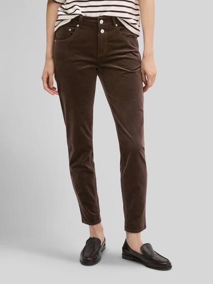 Frauenmodel trägt Boyfriend Fit Cordhose aus Baumwoll-Mix von Marc O'Polo in Dunkelbraun mit sichtbarer Struktur, Nahaufnahme Oberkörper. Damen Cordhose von Marc O'Polo.