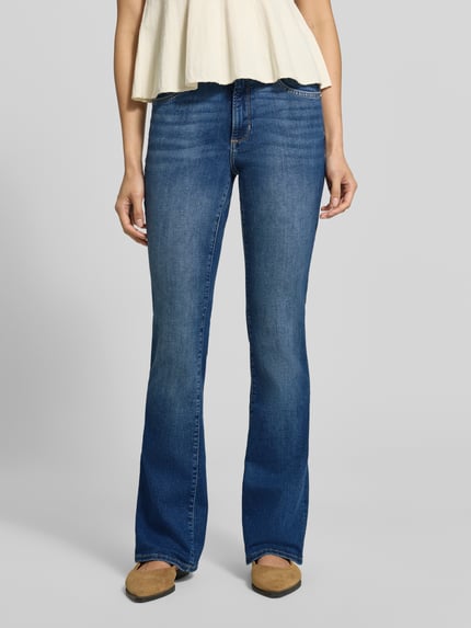 Vrouwenmodel draagt blauwe Slim Fit Bootcut-jeans uit katoenmix Model 'BEVERLY' van s.Oliver RED LABEL, dames bootcut-jeans, close-up onderlichaam, voorkant.