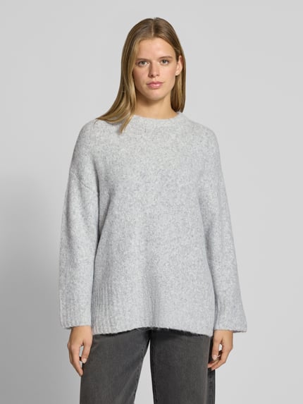 Frauenmodel trägt Pullover mit gerippten Abschlüssen von PIECES in Hellgrau, unifarben, Longline, Rundhals, Regular Fit, Ganzkörperansicht von vorne.
