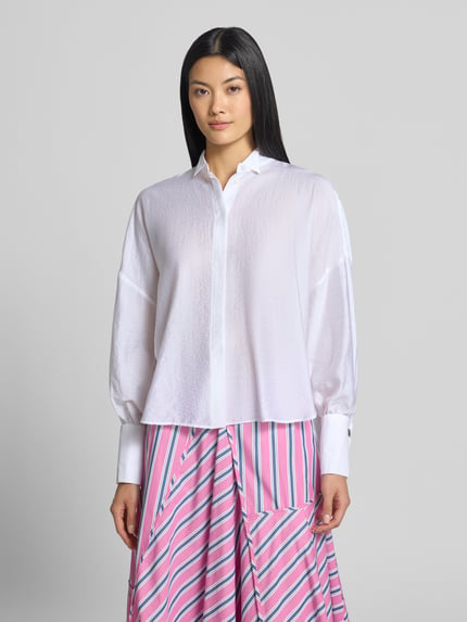 Frauenmodel trägt Regular Fit Langarmbluse aus Lyocell-Mix Modell 'ADESSO' von MAX&Co. in Weiß, dezente Textur, Ganzkörperansicht von vorne. Damen Langarmbluse von MAX&Co.