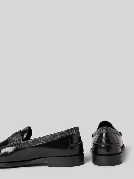 Produktfoto, schwarze Herren Loafers mit Logo-Print, abgerundete Passform, glatte Sohle, Modell 'Rossio' von Guess, Absatzhöhe 3 cm, Schafthöhe 8 cm, Schaftweite 4 cm.