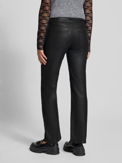 Mädchennodel trägt Mid Waist Lederhose mit matter Optik von ONLY, unifarben, 5-Pocket-Design, Gürtelschlaufen, Ganzkörperansicht Rückansicht