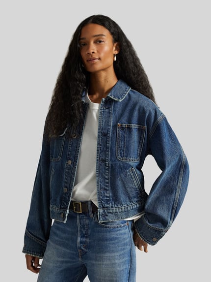 Vrouwenmodel draagt Relaxed Fit Jeansjacke aus reiner Baumwolle van Polo Ralph Lauren in denimlook met platte kraag en knoopsluiting, borstzak en steekzakken, puur katoen, Ganzkörperansicht van voren.